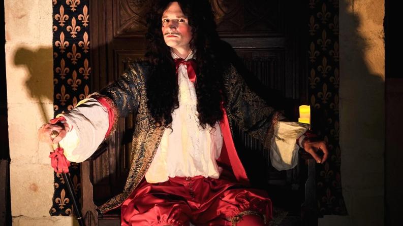 Photo d'un homme déguisé en roi