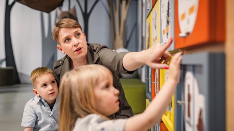 photo d'une expo avec des enfants qui touchent des éléments ludiques