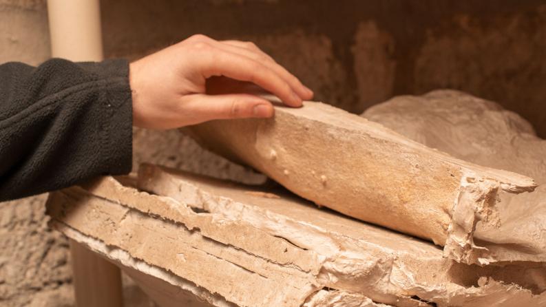 Photo d'une main sur une pierre