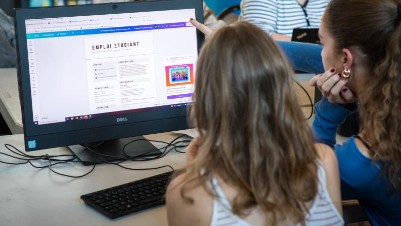 Deux filles font un cv sur un ordinateur