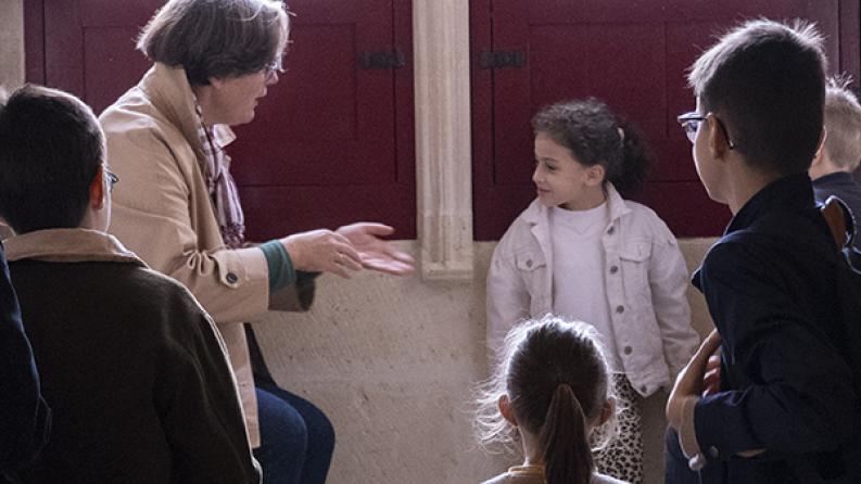 Une dame s'adresse à un public de jeunes enfants