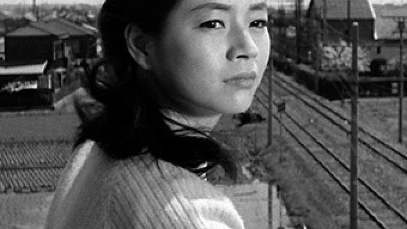 portrait d'une femme asiatique qui regarde dans quelque chose au loin