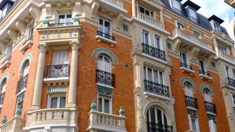 Un immeuble de vincennes au brique rouge/orange