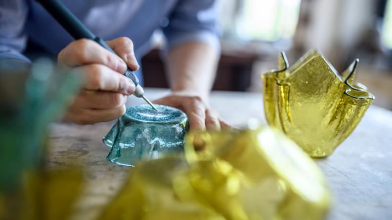 Artisan verrier travaillant dans son atelier