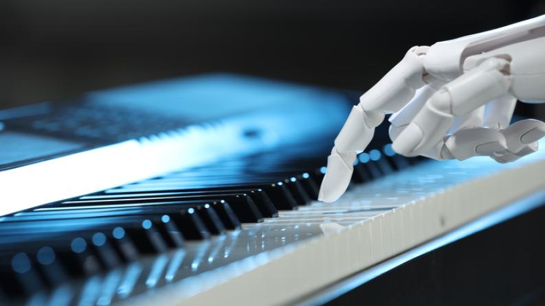 Intelligence artificielle. Main robotisée jouant du piano sur fond sombre, gros plan