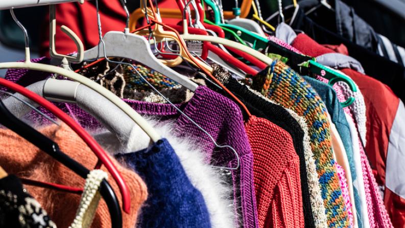 photo d'un portant avec des vêtements de couleur