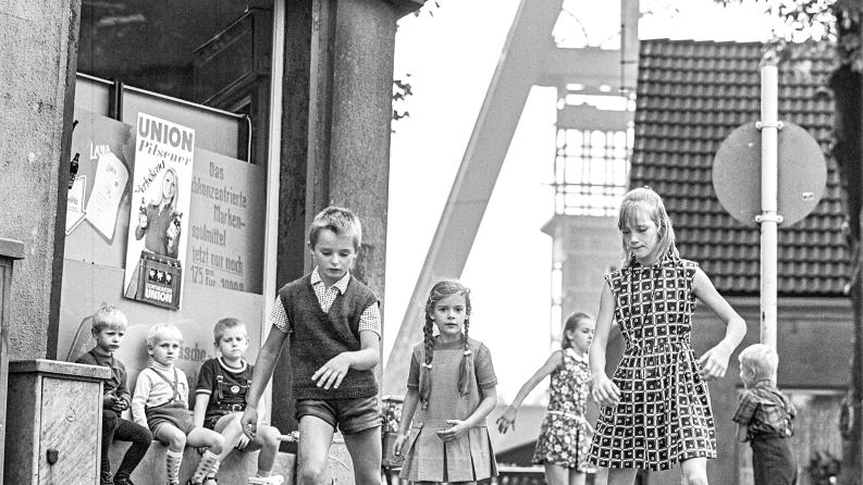 Des enfants font u rollers sur cette photo