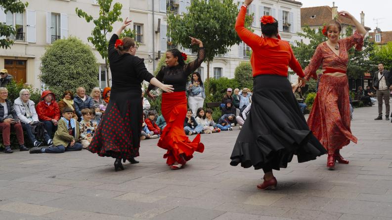 Des femmes dansent le flamenco sur une place
