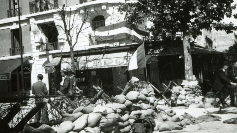 photo en noir et blanc dans une rue de vincennes et plein de sacs par terre
