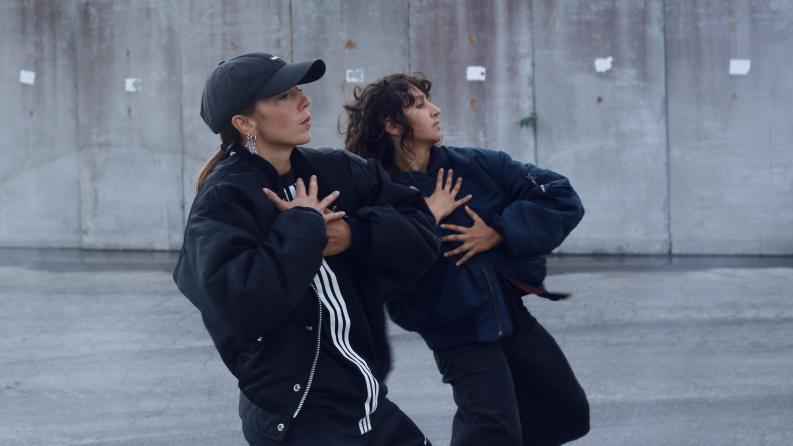 on y voit deux danseuses habillées en noir