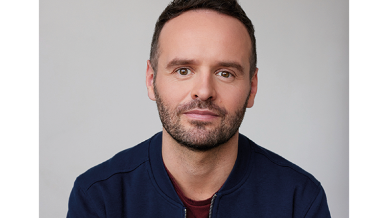 homme qui regarde l'objectif en souriant