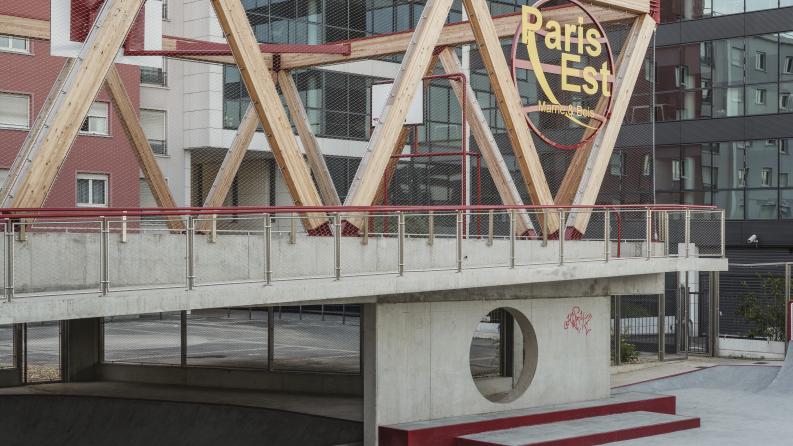 Le skate park de vincennes avec le logo en gros Paris est marne et bois