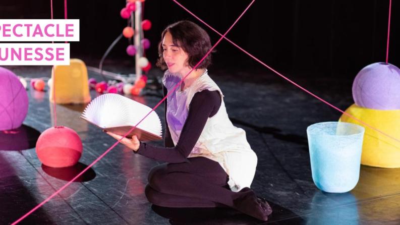 une dame sur scène avec plein d'éléments de couleurs