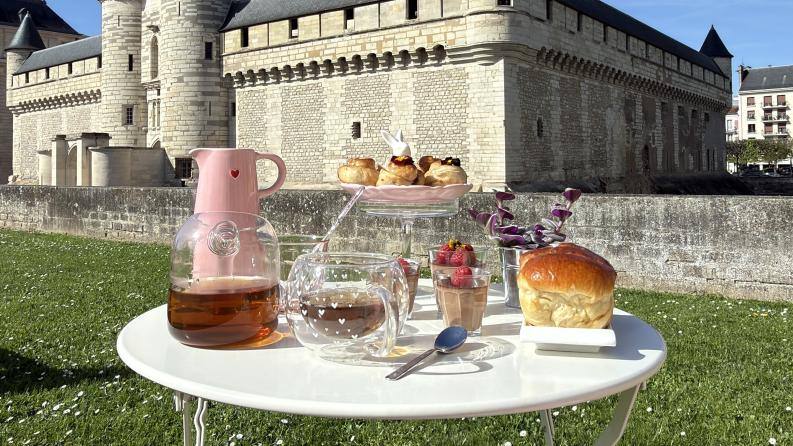 des tasses posées sur une table blanche devant le château de vincennes