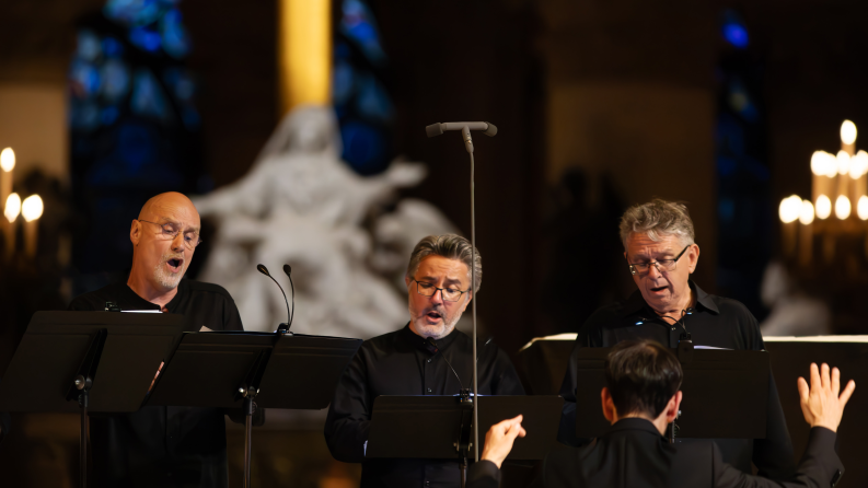 On y voit des chanteurs sur une scène 