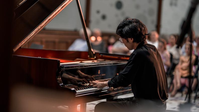 Un jeune homme joue du piano