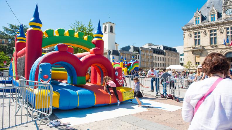 Des enfants jouent sur un château gonflables
