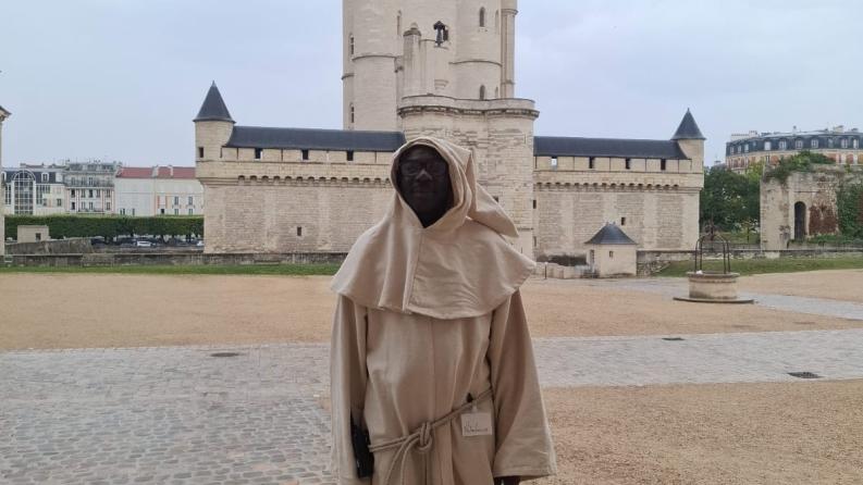 On y voit un homme avec un chasuble de prêtre, dans le châtau