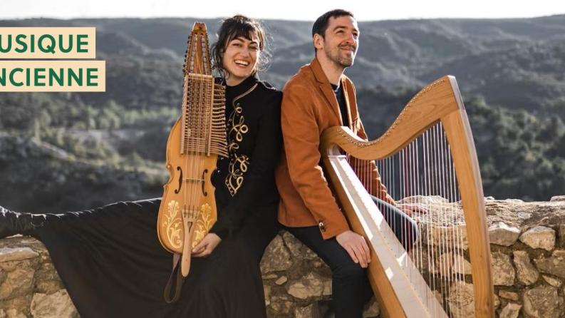 une femme et un homme tenant des instruments de musique en pleine nature