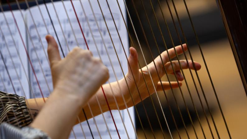 Mains d’une femme jouant de la harpe