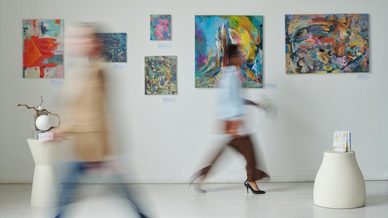 Mouvement flou des personnes dans la galerie d’art 