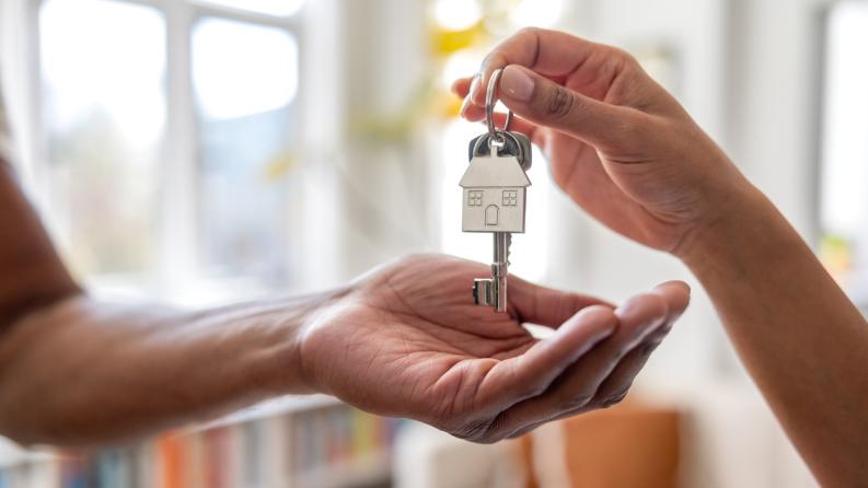 Agent immobilier remettant les clés d’une nouvelle maison à un homme