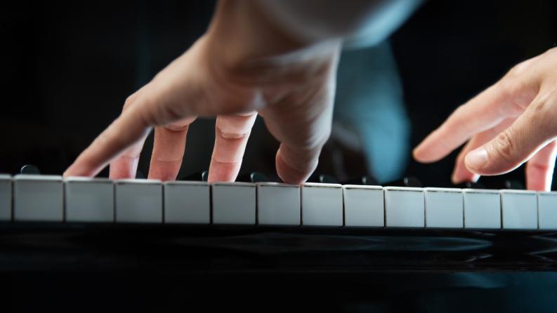 Mains de femme jouant du piano