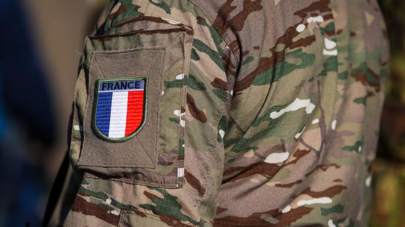 Soldat français en tenue de combat lors d’un exercice multinational 