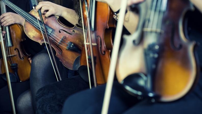 Femme Violinists préparer pour le Concert de musique classique