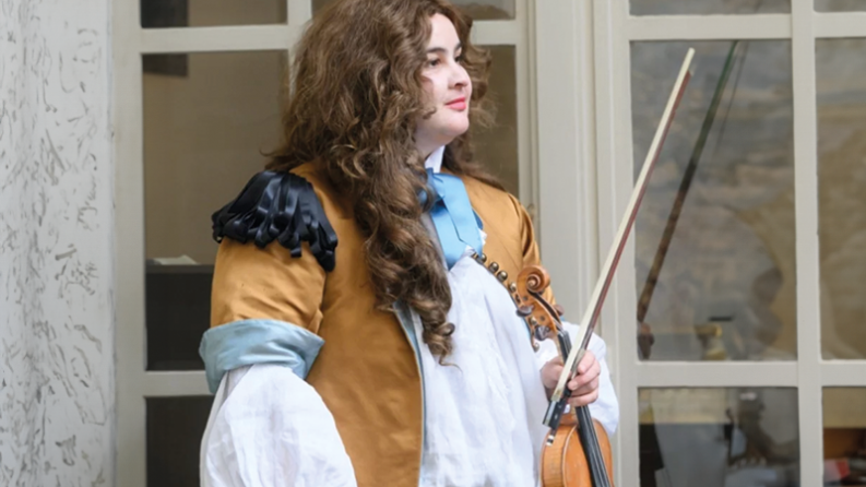 une femme déguisée en personnage de l'époque