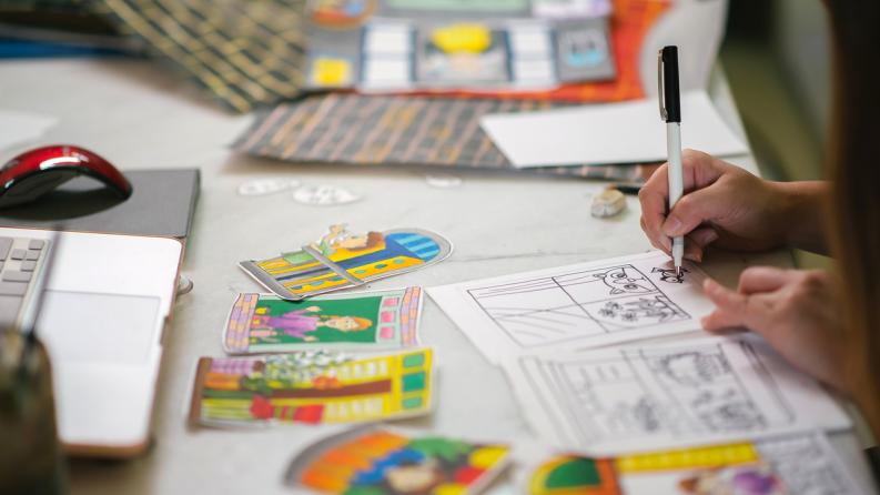 Enseignante chinoise asiatique enseignant un cours d’art en ligne à la maison