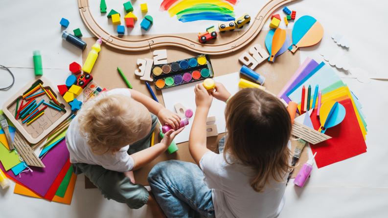 Des enfants dessinent et bricolent à la maternelle ou à la garderie.