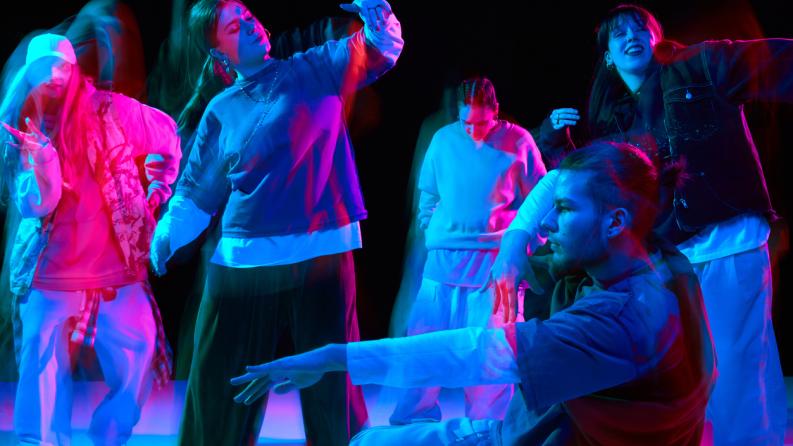 Danseurs hip-hop exécutant des chorégraphies de danse de rue avec éclairage néon et flou de mouvement