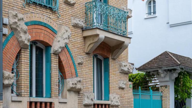 on voit la face en brique avec du bleu d'un batimant