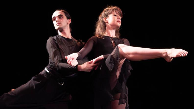 Deux danseurs lèvent les pieds sur scène