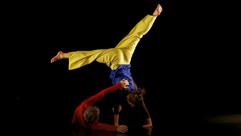 Deux comédiens sur scène font des pirouettes
