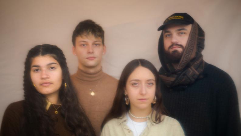 Photo de 4 personnes un peu flou