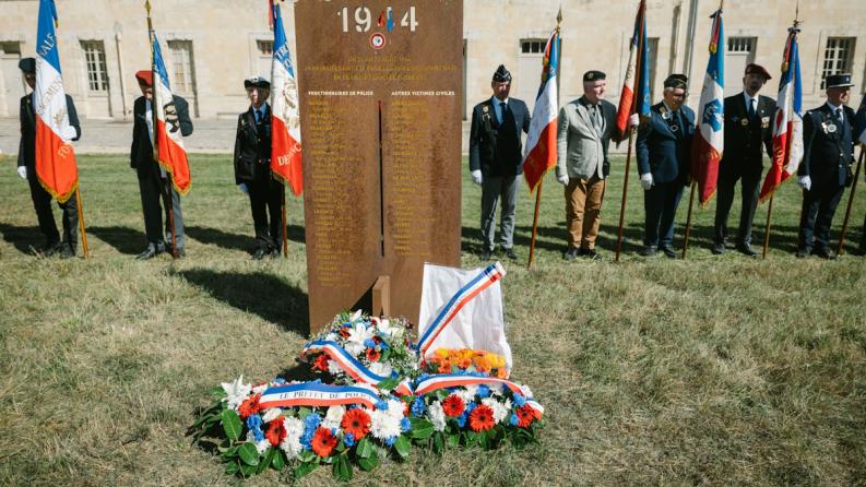 Cérémonie commémorative au château de Vincennes, porte-drapeaux autour de la stèle des fusillés de 1944 - photo (c) Hervé Chatel