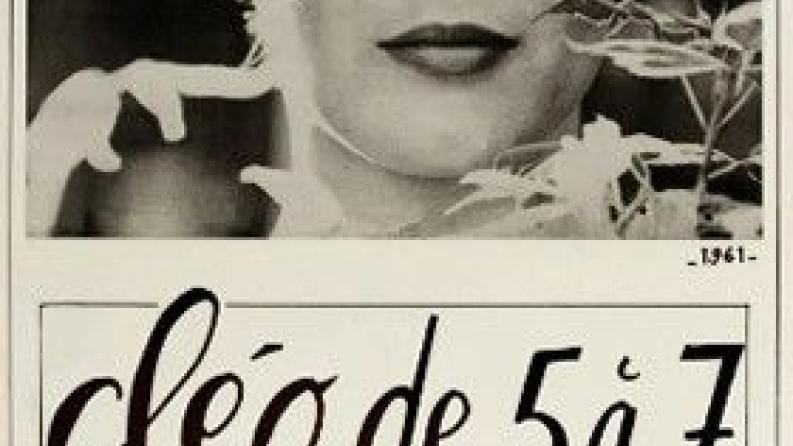 une femme blonde regarde la caméra de manière perçante