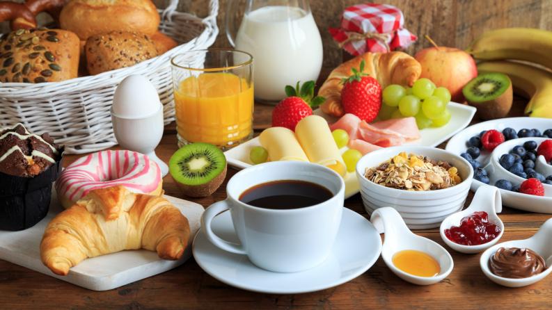 Table de petit-déjeuner richement dressée