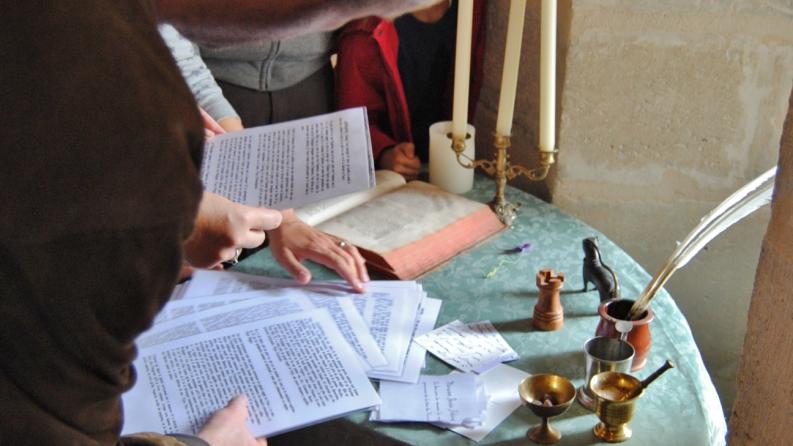 un homme se penche sur un papier posé sur une table