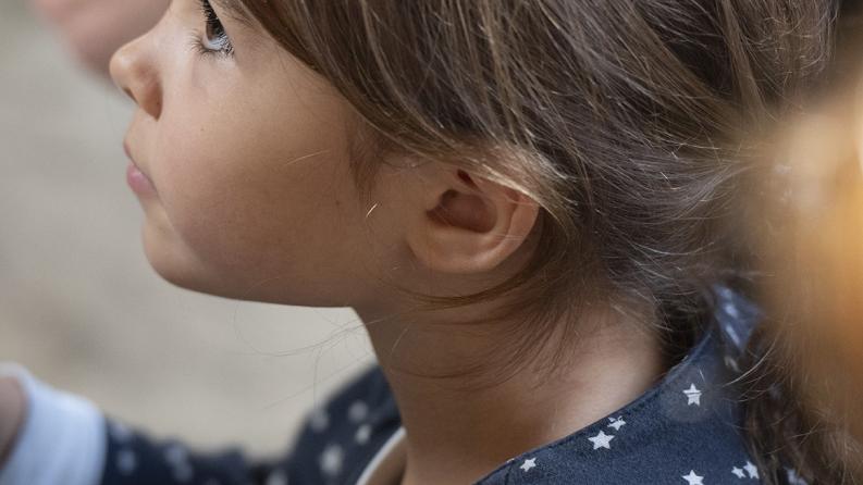 un enfant est photographie de coté 