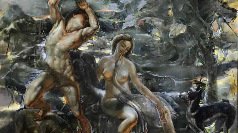 Deux nus, un homme et une femme, posent dans une forêt ombragée avec deux chiens.