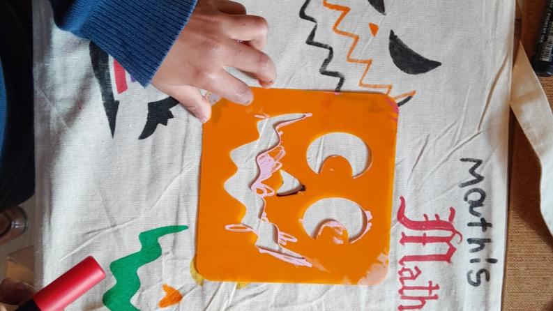 Des enfants colorient un sac d'halloween