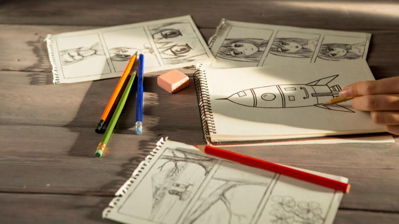 Artiste dessinant une bande dessinée d’anime dans un studio