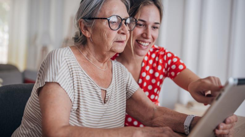  Grand-mère et petite-fille utilisent un ordinateur
