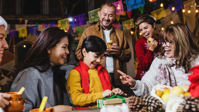 Famille latine célébrant des posadas mexicaines pour le réveillon de Noël au Mexique Amérique latine, fête traditionnelle pendant les vacances 