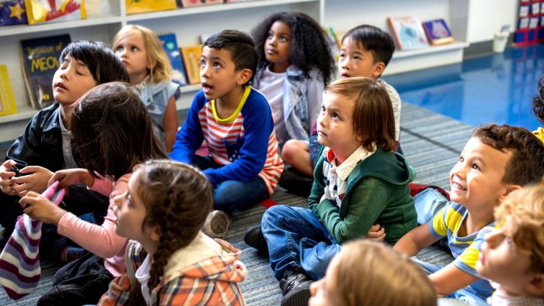 Les enfants se livraient à la narration à la bibliothèque