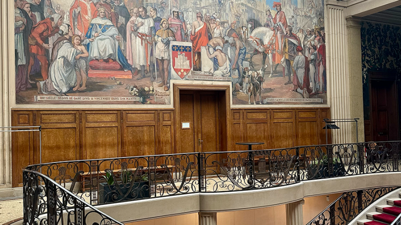 photo de l'hôtel de ville de Vincennes avec une oeuvre d'art