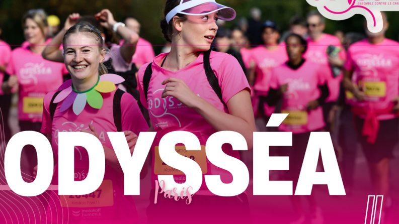 C'est une affiche de la course Odysséa Paris montrant des participantes en t-shirts roses courant ensemble pour la lutte contre le cancer du sein.